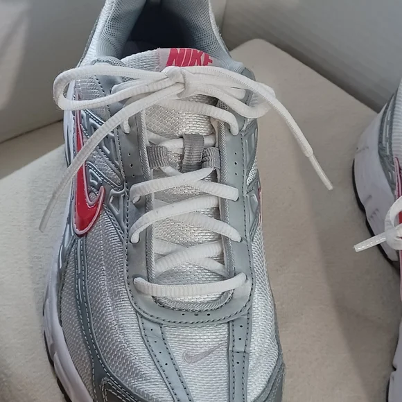 Nike Womens Initiator running shoes, white, metallic silver, and pink. Sz 9 - Picture 2 of 9